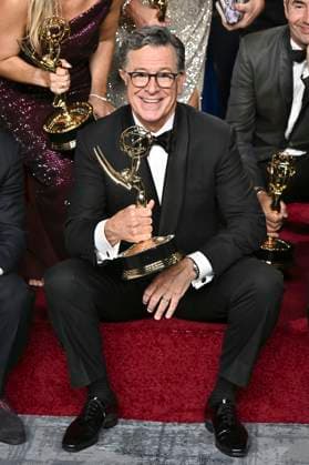 Stephen Colbert mit dem Emmy für die besten Talk-Serie The Late Show with Stephen Colbert beim Preisträger-Photocall der 77. Primetime Emmy Awards 2025 im Peacock Theater. Los Angeles, 14.09.2025