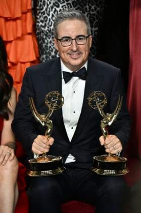Stephen Colbert mit dem Emmy für die besten Talk-Serie The Late Show with Stephen Colbert beim Preisträger-Photocall der 77. Primetime Emmy Awards 2025 im Peacock Theater. Los Angeles, 14.09.2025