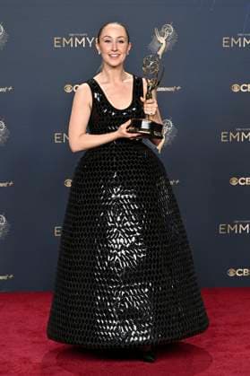 Erin Doherty mit dem Emmy für die beste Nebendarstellerin in der Mini-Serie Adolescence beim Preisträger-Photocall der 77. Primetime Emmy Awards 2025 im Peacock Theater. Los Angeles, 14.09.2025