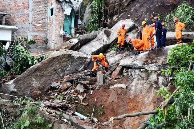 Bilder des Jahres 2025, News September 09 Search Operation underway in Guwahati Guwahati, Sep 15 (ANI): NDRF carries out the search operation after a landslide at the Rupnagar area, in Guwahati on Monday. Guwahati Assam India Copyright: xANIx ANI_20250915189