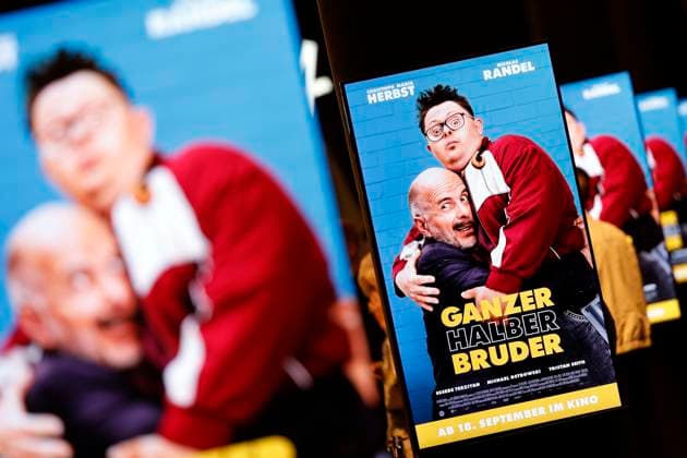 Filmplakate für den Film zu sehen bei der Premiere des Kinofilms Ganzer Halber Bruder im Cinedom Köln. Köln, 15.09.2025 NRW Deutschland Copyright: xChristophxHardtx