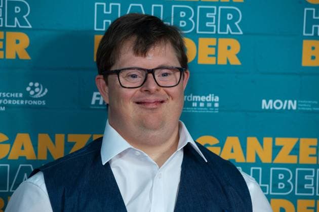Nicolas Nico RANDEL, Schauspieler, Roter Teppich, Red Carpet Show, Ankunft, arrival, Filmpremiere GANZER HALBER BRUDER am 15.09.2025 im Cinedom-Kino in Koeln,