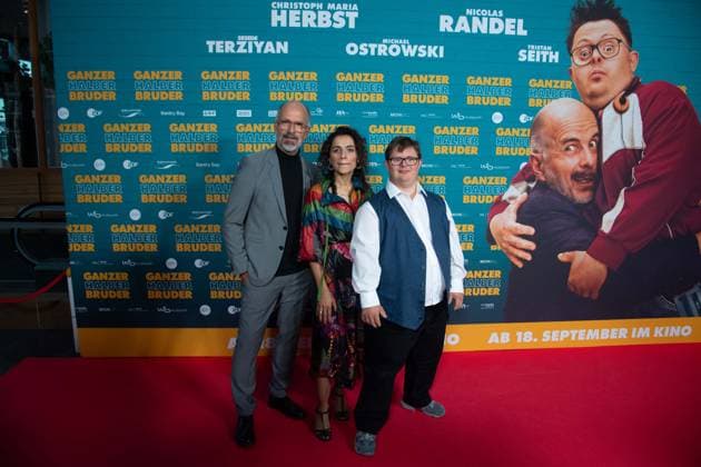 von links: Christoph Maria HERBST, Schauspieler, Sesede TERZIYAN, Schauspielerin, Nicolas Nico RANDEL, Schauspieler, Roter Teppich, Red Carpet Show, Ankunft, arrival, Filmpremiere GANZER HALBER BRUDER am 15.09.2025 im Cinedom-Kino in Koeln,