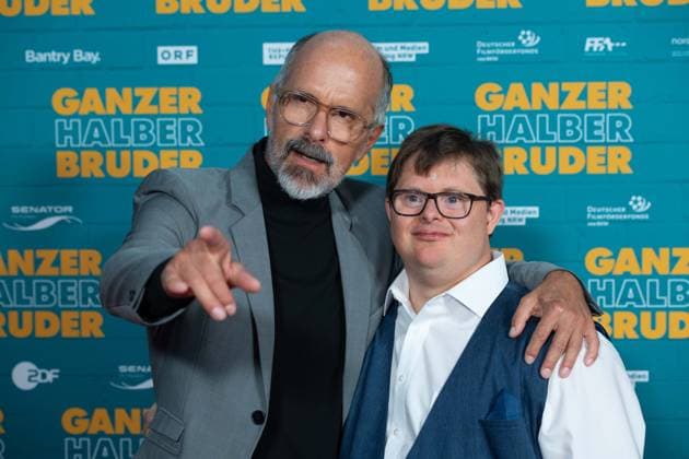 von links: Christoph Maria HERBST, Schauspieler, Nicolas Nico RANDEL, Schauspieler, Roter Teppich, Red Carpet Show, Ankunft, arrival, Filmpremiere GANZER HALBER BRUDER am 15.09.2025 im Cinedom-Kino in Koeln,