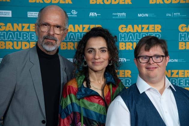 von links: Christoph Maria HERBST, Schauspieler, Sesede TERZIYAN, Schauspielerin, Nicolas Nico RANDEL, Schauspieler, Roter Teppich, Red Carpet Show, Ankunft, arrival, Filmpremiere GANZER HALBER BRUDER am 15.09.2025 im Cinedom-Kino in Koeln,