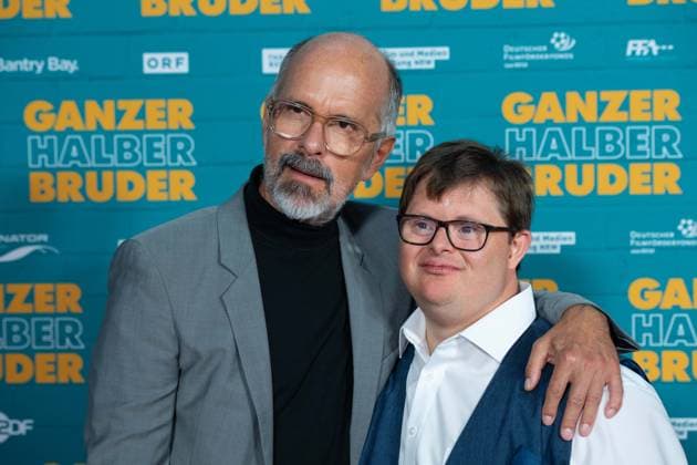von links: Christoph Maria HERBST, Schauspieler, Nicolas Nico RANDEL, Schauspieler, Roter Teppich, Red Carpet Show, Ankunft, arrival, Filmpremiere GANZER HALBER BRUDER am 15.09.2025 im Cinedom-Kino in Koeln,
