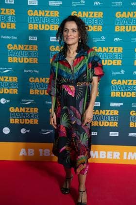 Roter Teppich, Red Carpet Show, Ankunft, arrival, Filmpremiere GANZER HALBER BRUDER am 15.09.2025 im Cinedom-Kino in Koeln,