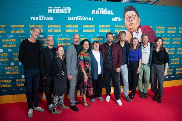 Das Team des Films, Cast und Crew, Roter Teppich, Red Carpet Show, Ankunft, arrival, Filmpremiere GANZER HALBER BRUDER am 15.09.2025 im Cinedom-Kino in Koeln,