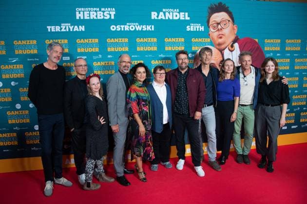 Das Team des Films, Cast und Crew, Roter Teppich, Red Carpet Show, Ankunft, arrival, Filmpremiere GANZER HALBER BRUDER am 15.09.2025 im Cinedom-Kino in Koeln,