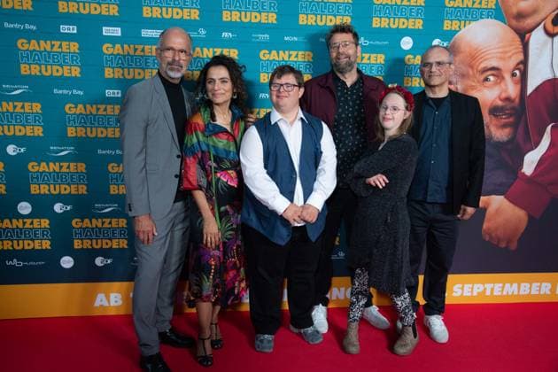 Das Team des Films, Cast und Crew, Roter Teppich, Red Carpet Show, Ankunft, arrival, Filmpremiere GANZER HALBER BRUDER am 15.09.2025 im Cinedom-Kino in Koeln,