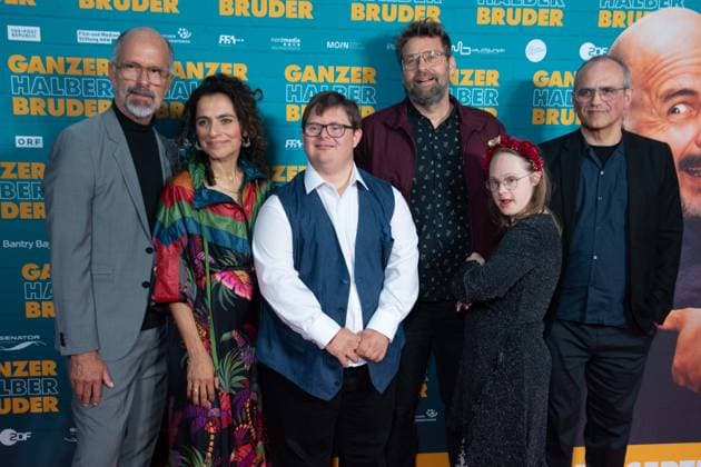 Das Team des Films, Cast und Crew, Roter Teppich, Red Carpet Show, Ankunft, arrival, Filmpremiere GANZER HALBER BRUDER am 15.09.2025 im Cinedom-Kino in Koeln,