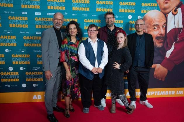 Das Team des Films, Cast und Crew, Roter Teppich, Red Carpet Show, Ankunft, arrival, Filmpremiere GANZER HALBER BRUDER am 15.09.2025 im Cinedom-Kino in Koeln,
