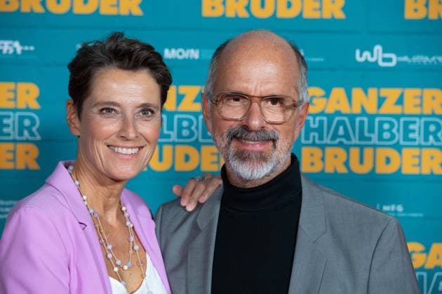 Christoph Maria HERBST, Schauspieler, mit Ehefrau Gisi Herbst, Roter Teppich, Red Carpet Show, Ankunft, arrival, Filmpremiere GANZER HALBER BRUDER am 15.09.2025 im Cinedom-Kino in Koeln,