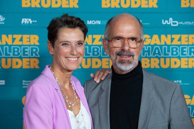 Christoph Maria HERBST, Schauspieler, mit Ehefrau Gisi Herbst, Roter Teppich, Red Carpet Show, Ankunft, arrival, Filmpremiere GANZER HALBER BRUDER am 15.09.2025 im Cinedom-Kino in Koeln,