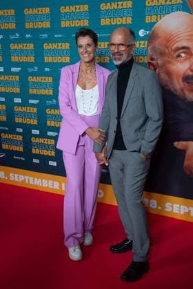 Christoph Maria HERBST, Schauspieler, mit Ehefrau Gisi Herbst, Roter Teppich, Red Carpet Show, Ankunft, arrival, Filmpremiere GANZER HALBER BRUDER am 15.09.2025 im Cinedom-Kino in Koeln,
