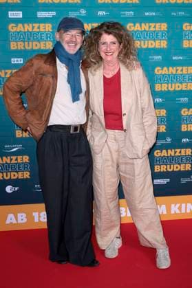 Julia Schmitt mit Gast bei der Premiere des Kinofilms Ganzer halber Bruder im Cinedom. Köln, 15.09.2025