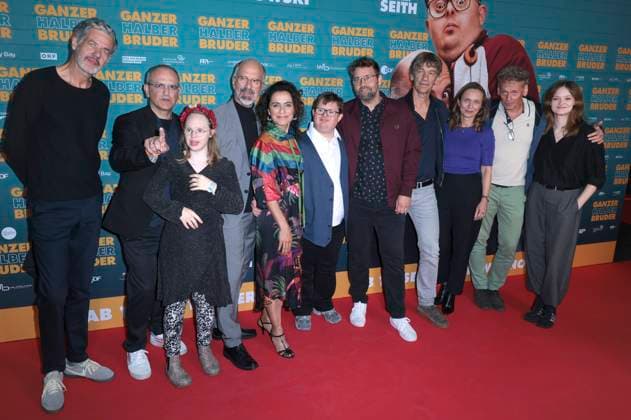 Clemente Fernandez-Gil , Gast, Christoph Maria Herbst, Sesede Terziyan, Nico Randel, Hanno Olderdissen, Boris Schönfelder und Team bei der Premiere des Kinofilms Ganzer halber Bruder im Cinedom. Köln, 15.09.2025