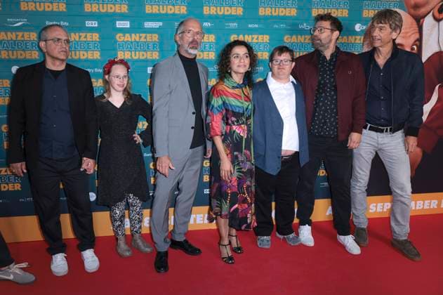 Clemente Fernandez-Gil , Gast, Christoph Maria Herbst, Sesede Terziyan, Nico Randel, Hanno Olderdissen und Boris Schönfelder bei der Premiere des Kinofilms Ganzer halber Bruder im Cinedom. Köln, 15.09.2025