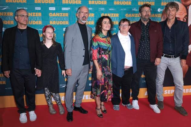 Clemente Fernandez-Gil , Gast, Christoph Maria Herbst, Sesede Terziyan, Nico Randel, Hanno Olderdissen und Boris Schönfelder bei der Premiere des Kinofilms Ganzer halber Bruder im Cinedom. Köln, 15.09.2025