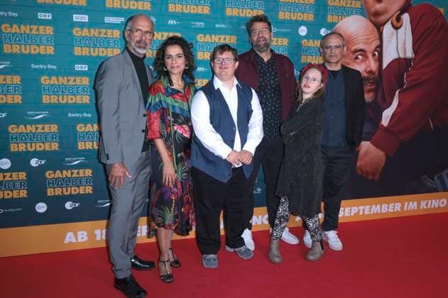 Christoph Maria Herbst, Sesede Terziyan, Nico Randel, Hanno Olderdissen, Gast und Clemente Fernandez-Gil bei der Premiere des Kinofilms Ganzer halber Bruder im Cinedom. Köln, 15.09.2025