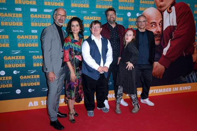 Christoph Maria Herbst, Sesede Terziyan, Nico Randel, Hanno Olderdissen, Gast und Clemente Fernandez-Gil bei der Premiere des Kinofilms Ganzer halber Bruder im Cinedom. Köln, 15.09.2025