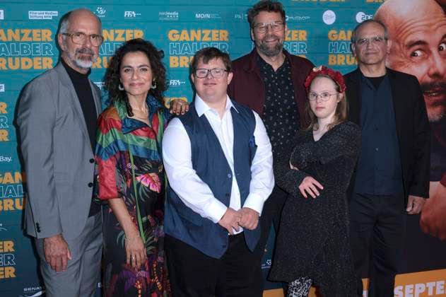 Christoph Maria Herbst, Sesede Terziyan, Nico Randel, Hanno Olderdissen, Gast und Clemente Fernandez-Gil bei der Premiere des Kinofilms Ganzer halber Bruder im Cinedom. Köln, 15.09.2025