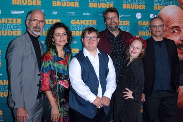Christoph Maria Herbst, Sesede Terziyan, Nico Randel, Hanno Olderdissen, Gast und Clemente Fernandez-Gil bei der Premiere des Kinofilms Ganzer halber Bruder im Cinedom. Köln, 15.09.2025