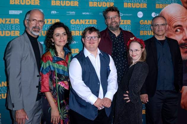 Christoph Maria Herbst, Sesede Terziyan, Nico Randel, Hanno Olderdissen, Gast und Clemente Fernandez-Gil bei der Premiere des Kinofilms Ganzer halber Bruder im Cinedom. Köln, 15.09.2025