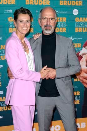Christoph Maria Herbst mit Ehefrau Gattin Gisi Herbst bei der Premiere des Kinofilms Ganzer halber Bruder im Cinedom. Köln, 15.09.2025