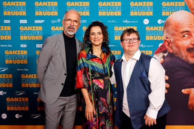 Die Schauspieler Christoph Maria Herbst, Sesede Terziyan und Nico Randel bei der Premiere des Kinofilms Ganzer Halber Bruder im Cinedom Köln. Köln, 15.09.2025 NRW Deutschland Copyright: xChristophxHardtx