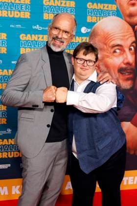 Die Schauspieler Christoph Maria Herbst und Nico Randel bei der Premiere des Kinofilms Ganzer Halber Bruder im Cinedom Köln. Köln, 15.09.2025 NRW Deutschland Copyright: xChristophxHardtx