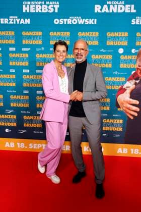 Schauspieler Christoph Maria Herbst und seine Gattin Gisi Herbst bei der Premiere des Kinofilms Ganzer Halber Bruder im Cinedom Köln. Köln, 15.09.2025 NRW Deutschland Copyright: xChristophxHardtx
