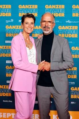 Schauspieler Christoph Maria Herbst und seine Gattin Gisi Herbst bei der Premiere des Kinofilms Ganzer Halber Bruder im Cinedom Köln. Köln, 15.09.2025 NRW Deutschland Copyright: xChristophxHardtx
