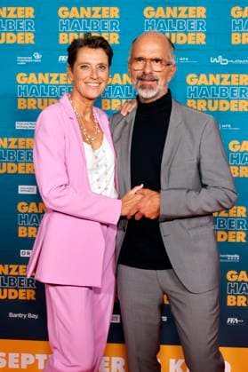 Schauspieler Christoph Maria Herbst und seine Gattin Gisi Herbst bei der Premiere des Kinofilms Ganzer Halber Bruder im Cinedom Köln. Köln, 15.09.2025 NRW Deutschland Copyright: xChristophxHardtx