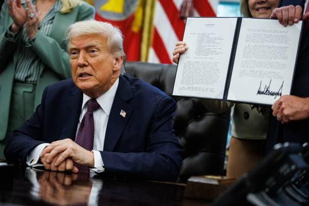 DC: President Trump Signs a Presidential Memorandum in Oval Office U.S. President Donald Trump hands the Presidential Memorandum to U.S. Senators Marsha Blackburn (R-TN) and Bill Hagerty (R-TN) after signing it in the Oval Office at the White House on September 15, 2025 in Washington, D.C. Trump is sending the National Guard to Memphis, Tennessee at the request of the Governor, Bill Lee, in an attempt to clean up crime. (Photo by Samuel Corum Pool ABACAPRESS.COM) Washington DC United States  Copyright: xPool ABACAx