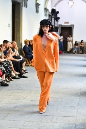 Mercedes-Benz Fashion Week de Madrid - Devota & Lomba in Spain - 15 Sep 2025 A model walks the runway wearing a design by DUYOS during Mercedes-Benz Fashion Week de Madrid in IFERMA. Madrid Spain Copyright: xAtilanoxGarciax xSOPAxImagesx FOTO47911