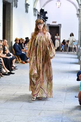 Mercedes-Benz Fashion Week de Madrid - Devota & Lomba in Spain - 15 Sep 2025 A model walks the runway wearing a design by DUYOS during Mercedes-Benz Fashion Week de Madrid in IFERMA. Madrid Spain Copyright: xAtilanoxGarciax xSOPAxImagesx FOTO47917