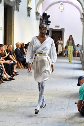 Mercedes-Benz Fashion Week de Madrid - Devota & Lomba in Spain - 15 Sep 2025 A model walks the runway wearing a design by DUYOS during Mercedes-Benz Fashion Week de Madrid in IFERMA. Madrid Spain Copyright: xAtilanoxGarciax xSOPAxImagesx FOTO47923