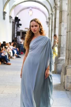 Mercedes-Benz Fashion Week de Madrid - Devota & Lomba in Spain - 15 Sep 2025 A model walks the runway wearing a design by DUYOS during Mercedes-Benz Fashion Week de Madrid in IFERMA. Madrid Spain Copyright: xAtilanoxGarciax xSOPAxImagesx FOTO47930
