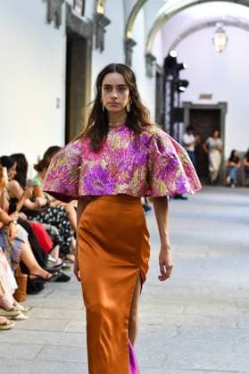 Mercedes-Benz Fashion Week de Madrid - Devota & Lomba in Spain - 15 Sep 2025 A model walks the runway wearing a design by DUYOS during Mercedes-Benz Fashion Week de Madrid in IFERMA. Madrid Spain Copyright: xAtilanoxGarciax xSOPAxImagesx FOTO47936