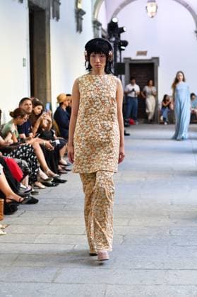 Mercedes-Benz Fashion Week de Madrid - Devota & Lomba in Spain - 15 Sep 2025 A model walks the runway wearing a design by DUYOS during Mercedes-Benz Fashion Week de Madrid in IFERMA. Madrid Spain Copyright: xAtilanoxGarciax xSOPAxImagesx FOTO47940