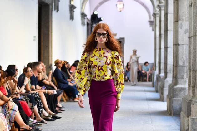 Mercedes-Benz Fashion Week de Madrid - Devota & Lomba in Spain - 15 Sep 2025 A model walks the runway wearing a design by DUYOS during Mercedes-Benz Fashion Week de Madrid in IFERMA. Madrid Spain Copyright: xAtilanoxGarciax xSOPAxImagesx FOTO47953