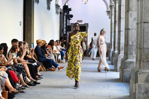 Mercedes-Benz Fashion Week de Madrid - Devota & Lomba in Spain - 15 Sep 2025 A model walks the runway wearing a design by DUYOS during Mercedes-Benz Fashion Week de Madrid in IFERMA. Madrid Spain Copyright: xAtilanoxGarciax xSOPAxImagesx FOTO47954