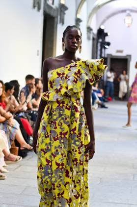 Mercedes-Benz Fashion Week de Madrid - Devota & Lomba in Spain - 15 Sep 2025 A model walks the runway wearing a design by DUYOS during Mercedes-Benz Fashion Week de Madrid in IFERMA. Madrid Spain Copyright: xAtilanoxGarciax xSOPAxImagesx FOTO47956