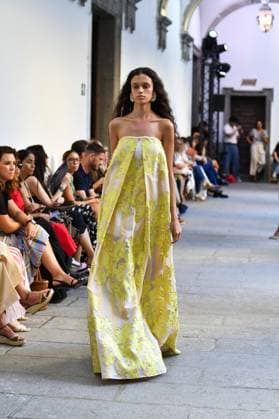 Mercedes-Benz Fashion Week de Madrid - Devota & Lomba in Spain - 15 Sep 2025 A model walks the runway wearing a design by DUYOS during Mercedes-Benz Fashion Week de Madrid in IFERMA. Madrid Spain Copyright: xAtilanoxGarciax xSOPAxImagesx FOTO47959