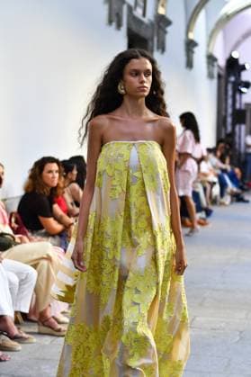 Mercedes-Benz Fashion Week de Madrid - Devota & Lomba in Spain - 15 Sep 2025 A model walks the runway wearing a design by DUYOS during Mercedes-Benz Fashion Week de Madrid in IFERMA. Madrid Spain Copyright: xAtilanoxGarciax xSOPAxImagesx FOTO47960
