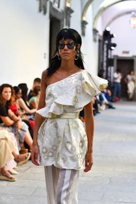 Mercedes-Benz Fashion Week de Madrid - Devota & Lomba in Spain - 15 Sep 2025 A model walks the runway wearing a design by DUYOS during Mercedes-Benz Fashion Week de Madrid in IFERMA. Madrid Spain Copyright: xAtilanoxGarciax xSOPAxImagesx FOTO47966