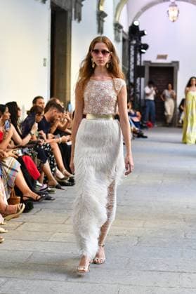 Mercedes-Benz Fashion Week de Madrid - Devota & Lomba in Spain - 15 Sep 2025 A model walks the runway wearing a design by DUYOS during Mercedes-Benz Fashion Week de Madrid in IFERMA. Madrid Spain Copyright: xAtilanoxGarciax xSOPAxImagesx FOTO47968