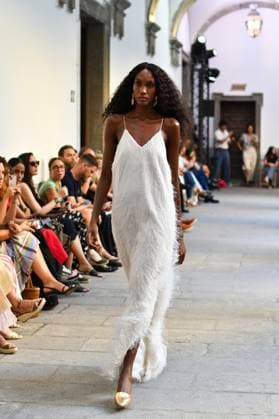 Mercedes-Benz Fashion Week de Madrid - Devota & Lomba in Spain - 15 Sep 2025 A model walks the runway wearing a design by DUYOS during Mercedes-Benz Fashion Week de Madrid in IFERMA. Madrid Spain Copyright: xAtilanoxGarciax xSOPAxImagesx FOTO47971