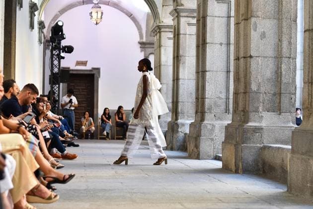 Mercedes-Benz Fashion Week de Madrid - Devota & Lomba in Spain - 15 Sep 2025 A model walks the runway wearing a design by DUYOS during Mercedes-Benz Fashion Week de Madrid in IFERMA. Madrid Spain Copyright: xAtilanoxGarciax xSOPAxImagesx FOTO47974